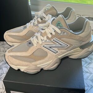 New Balance 9060 9.5mens